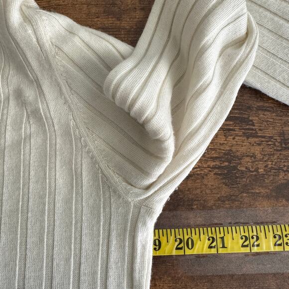 Banana Republic 100 Merino Wool Turtleneck Sweater Large Cream Ribbed Preppy EUC - Picture 3 of 8
